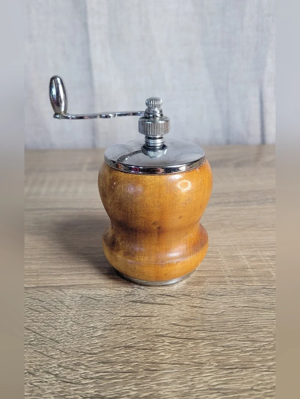 Wooden Salt and Pepper Mill Set with Chrome Tops - Brown MCM Vintage
